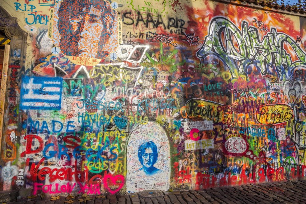 So gelangen Sie zur John-Lennon-Mauer in Prag