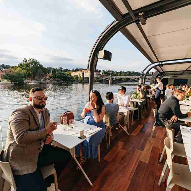 Prag Sightseeing-Dinner-Fahrt im Open-Top-Glasboot