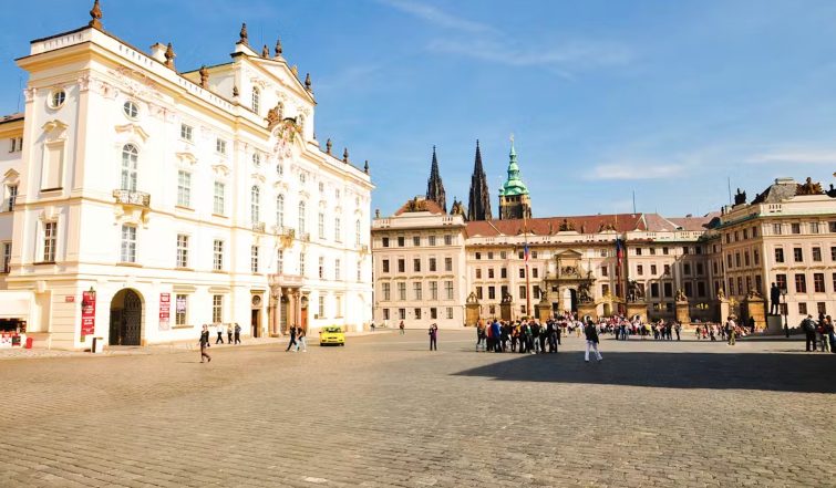 Skip the Line Combo: Prague Castle, National Museum & Astronomical Clock