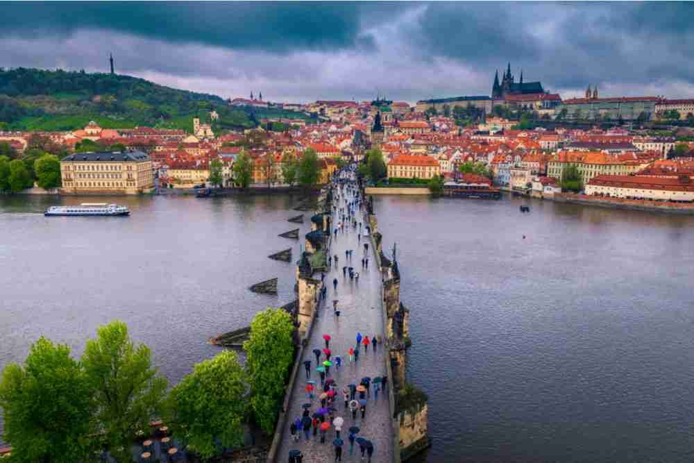 Caminata bajo la lluvia en Praga