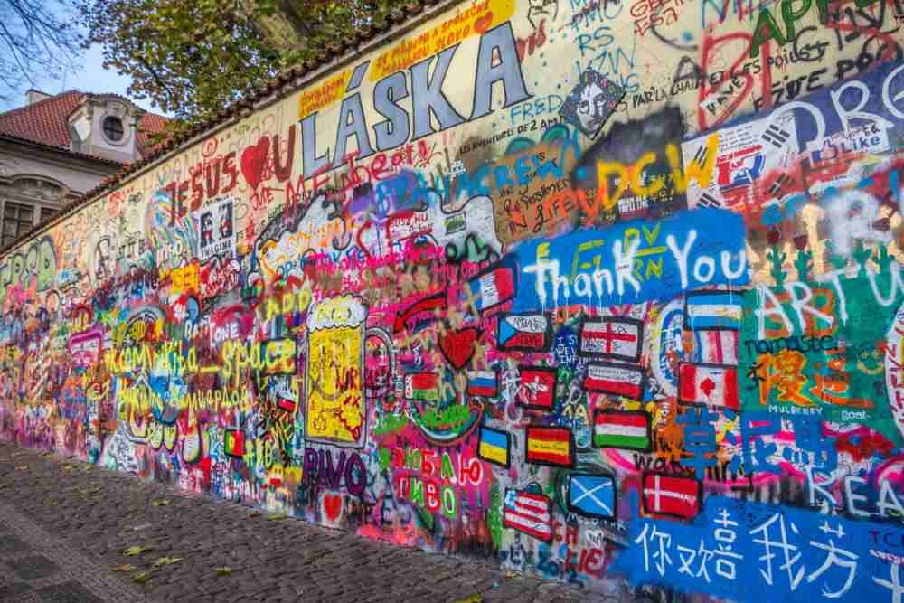 ¿Qué puedo hacer en el Muro de John Lennon en Praga?