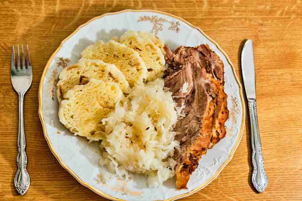 Cerdo asado con albóndigas y col roja, Praga