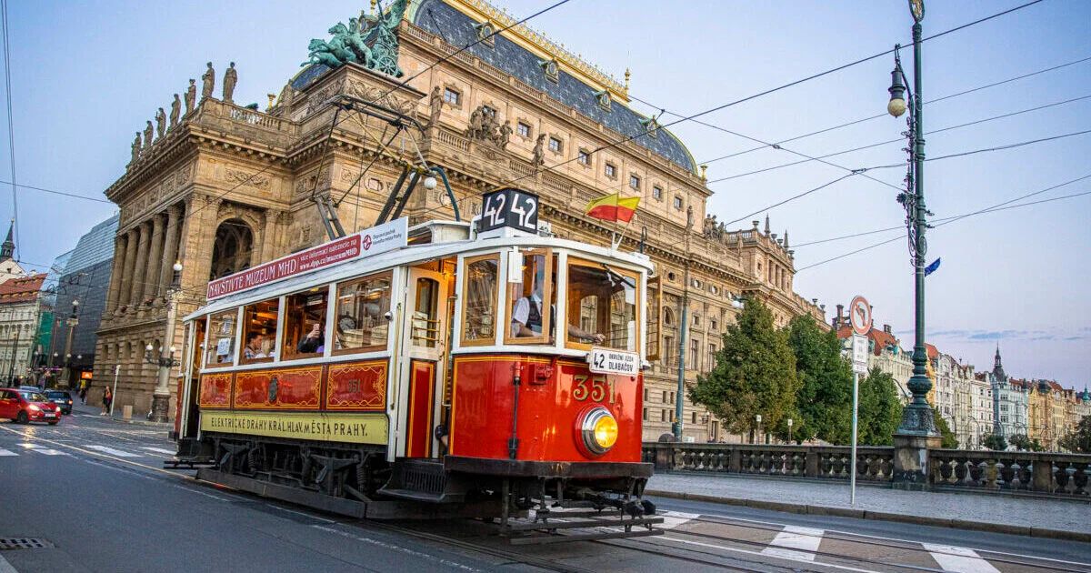 Historische Straßenbahn 42- Guide mit Haltestellen, Fahrplan & Tickets Vintage Tram no. 42 (credit: Agentura VNV PRODUCTIONS)