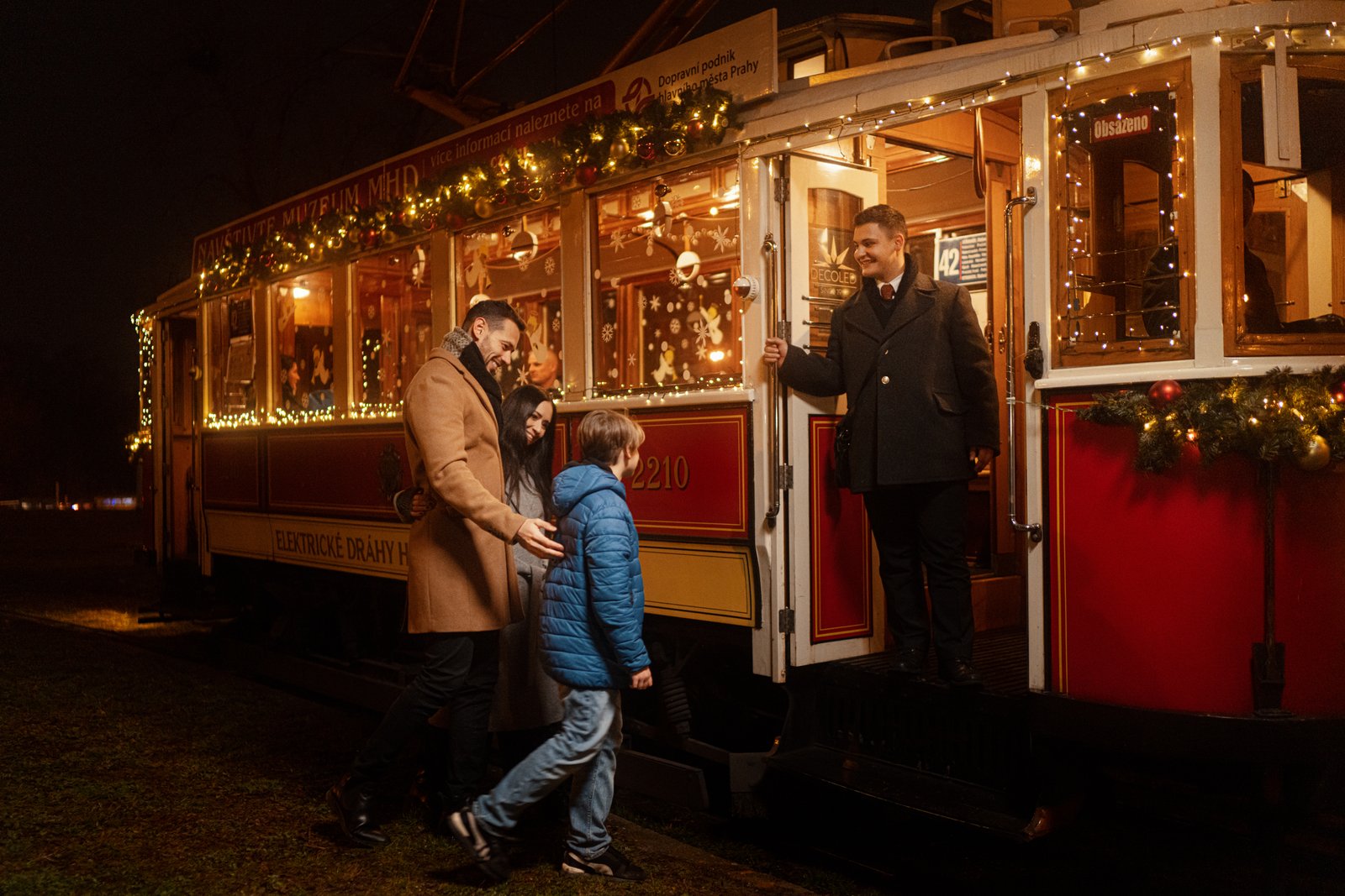 Historische Straßenbahn 42- Guide mit Haltestellen, Fahrplan & Tickets Vintage Tram no. 42 (credit: Agentura VNV PRODUCTIONS)