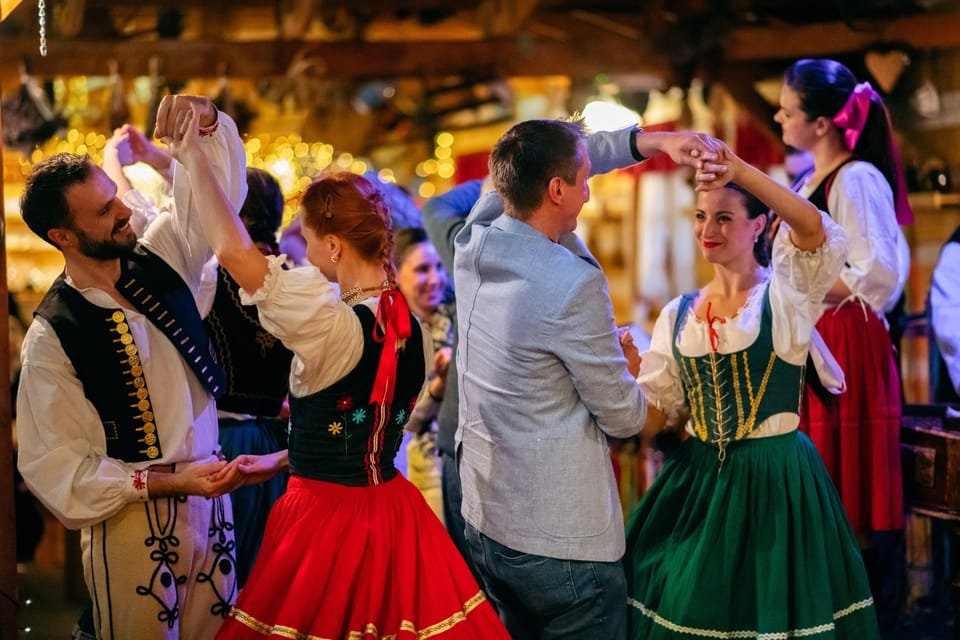 Prag: Folklore-Dinner-Show mit unbegrenzten Getränken
